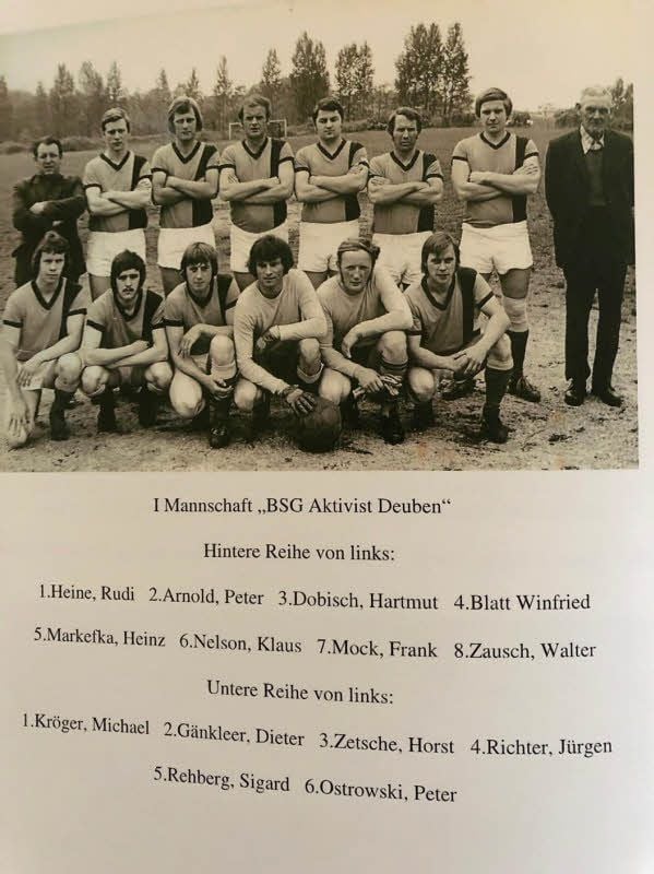 Auf diesem historischen Bild ist die 1. Mannschaft der „BSG Aktivist Deuben zu sehen. In der hinteren Reihe von links sind dies: Rudi Heine, Peter Arnold, Hartmut Dobisch, Winfried Blatt, Heinz Markefka, Klaus Nelson, Frank Mock und Walter Zausch. In der unteren Reihe von links sind zu sehen: Michael Kröger, Dieter Gänkleer, Horst Zetsche, Jürgen Richter, Sigard Rehberg und Peter Ostrowski.