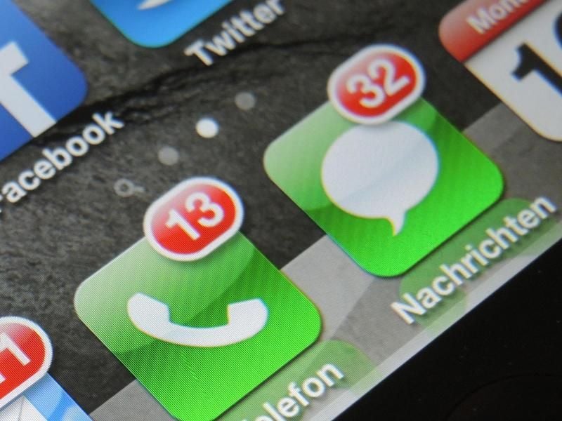 Unter den SMS könnte sich derzeit auch eine Phishing-Attacke befinden. Wer eine angebliche Nachricht von GMX erhält, sollte besonders vorsichtig sein. Foto: Michael Kappeler/dpa