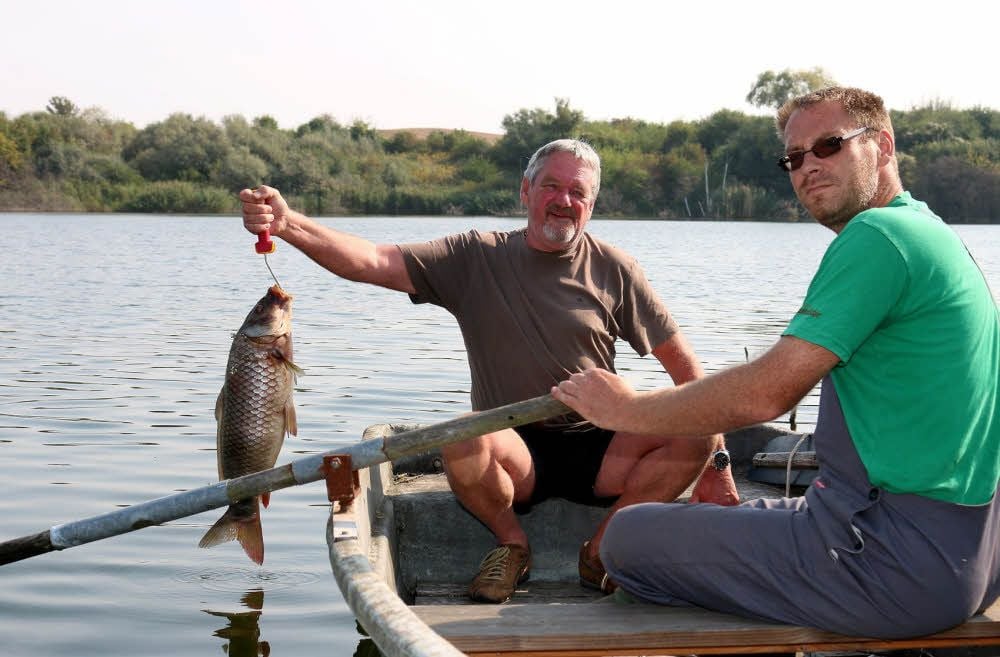 Nun ist der Teich „umgekippt“ und die Fische tot. Sie werden abgefischt, unter anderem von Matthias Gorywoda.