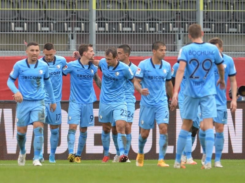 Der Bochumer Simon Zoller (3. von links) jubelt mit seinen Mitspielern über sein Tor zum 3:2. Foto: Timm Schamberger/dpa