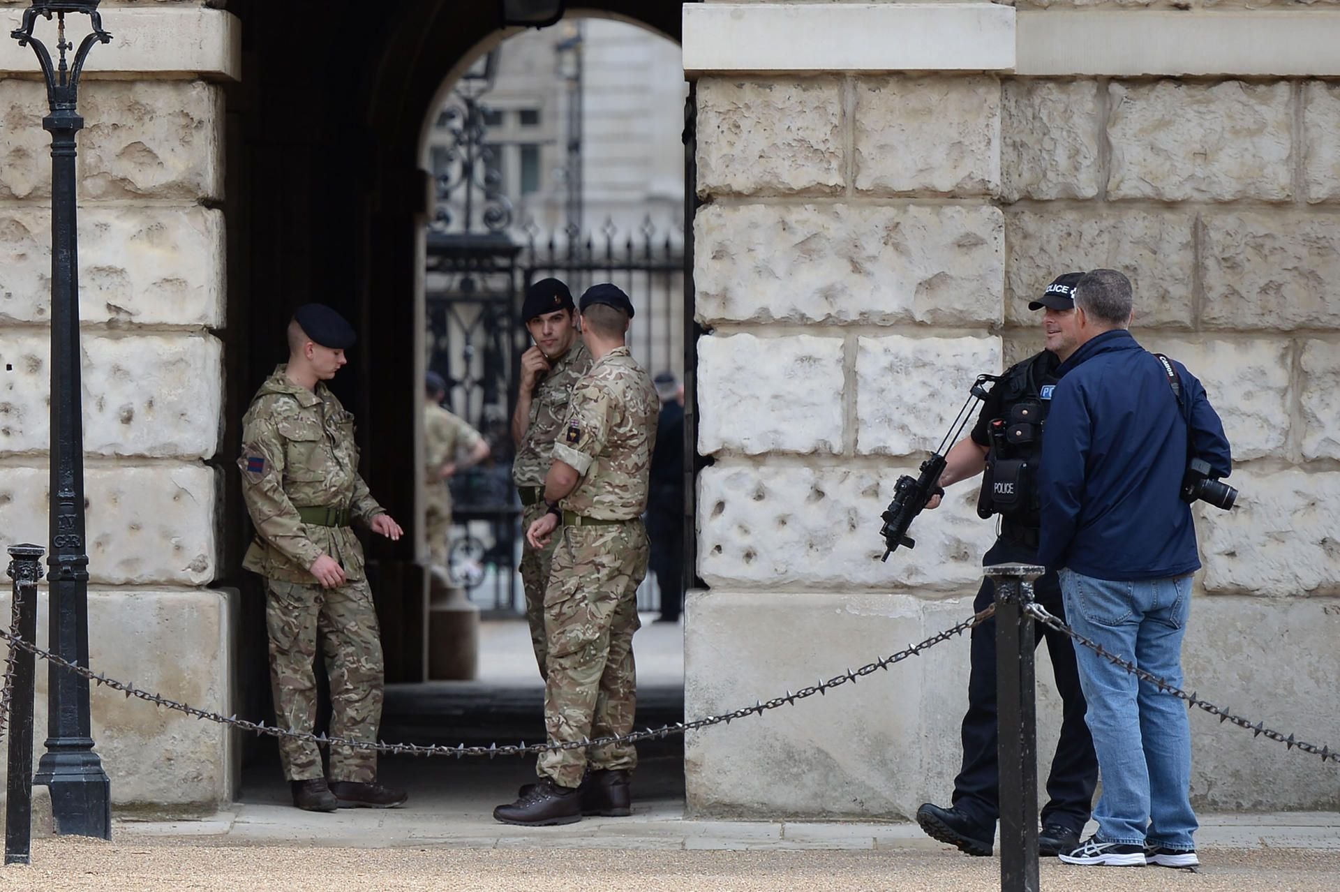 Bewaffnete Polizisten außerhalb der Horse Guard Parade in London. Die Polizeipräsenz wurde in der englischen Hauptstadt nach dem Anschlag erhöht.