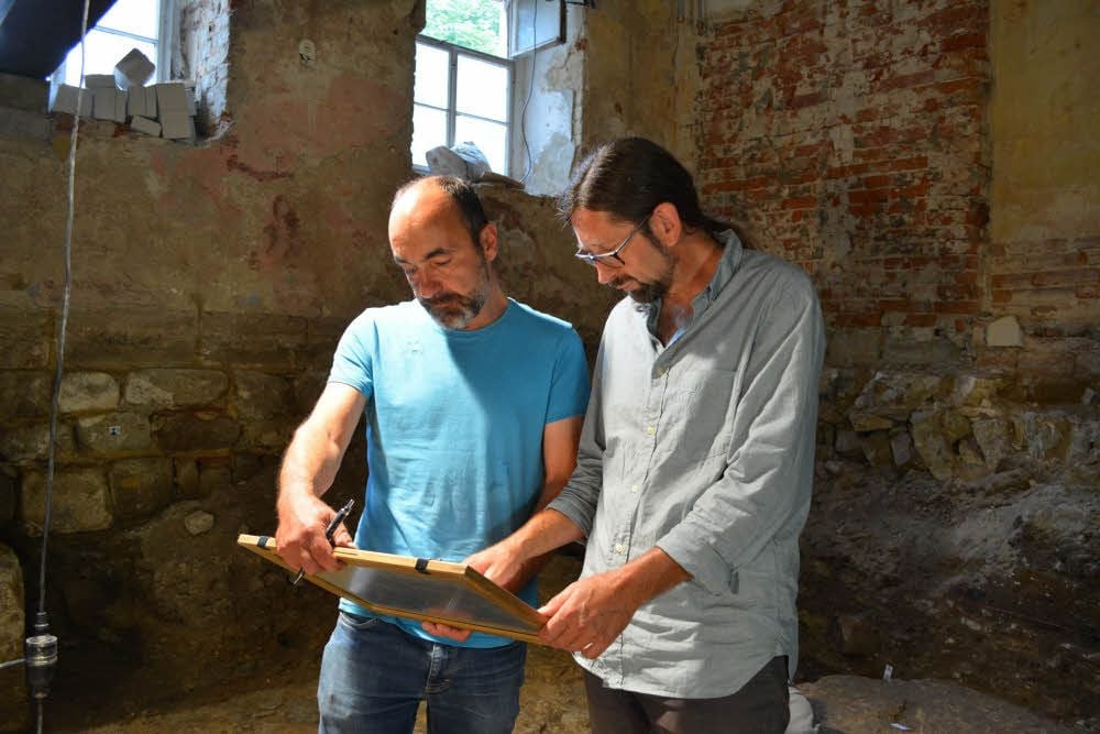 Steffen Grosser (links) und Holger Rode auf der Grabungsfläche im Schloss bei der Dokumentation.