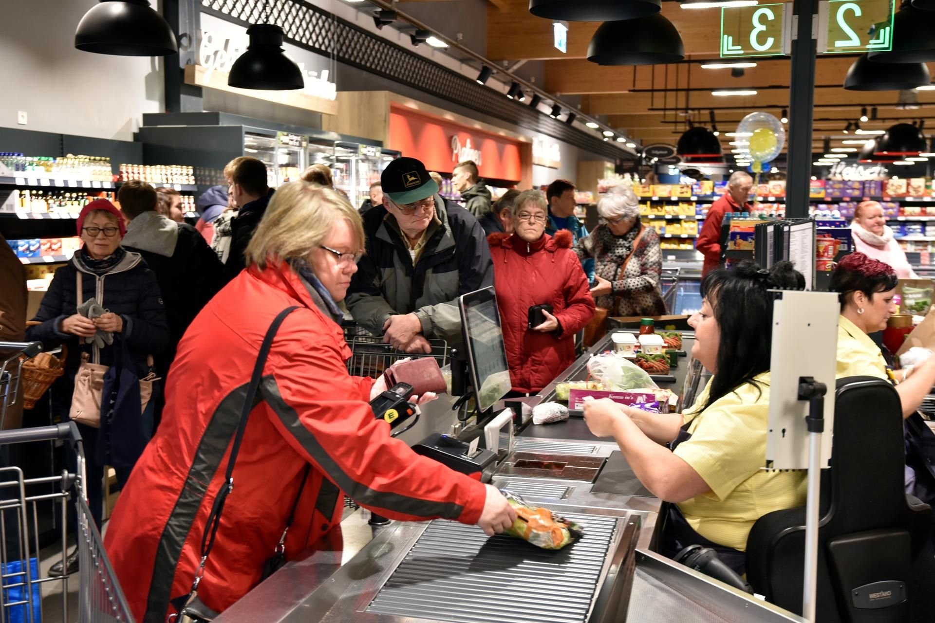 An den Kassen des neuen Edeka-Marktes in Hohenmölsen herrschte zur Eröffnung am Donnerstag Hochbetrieb.