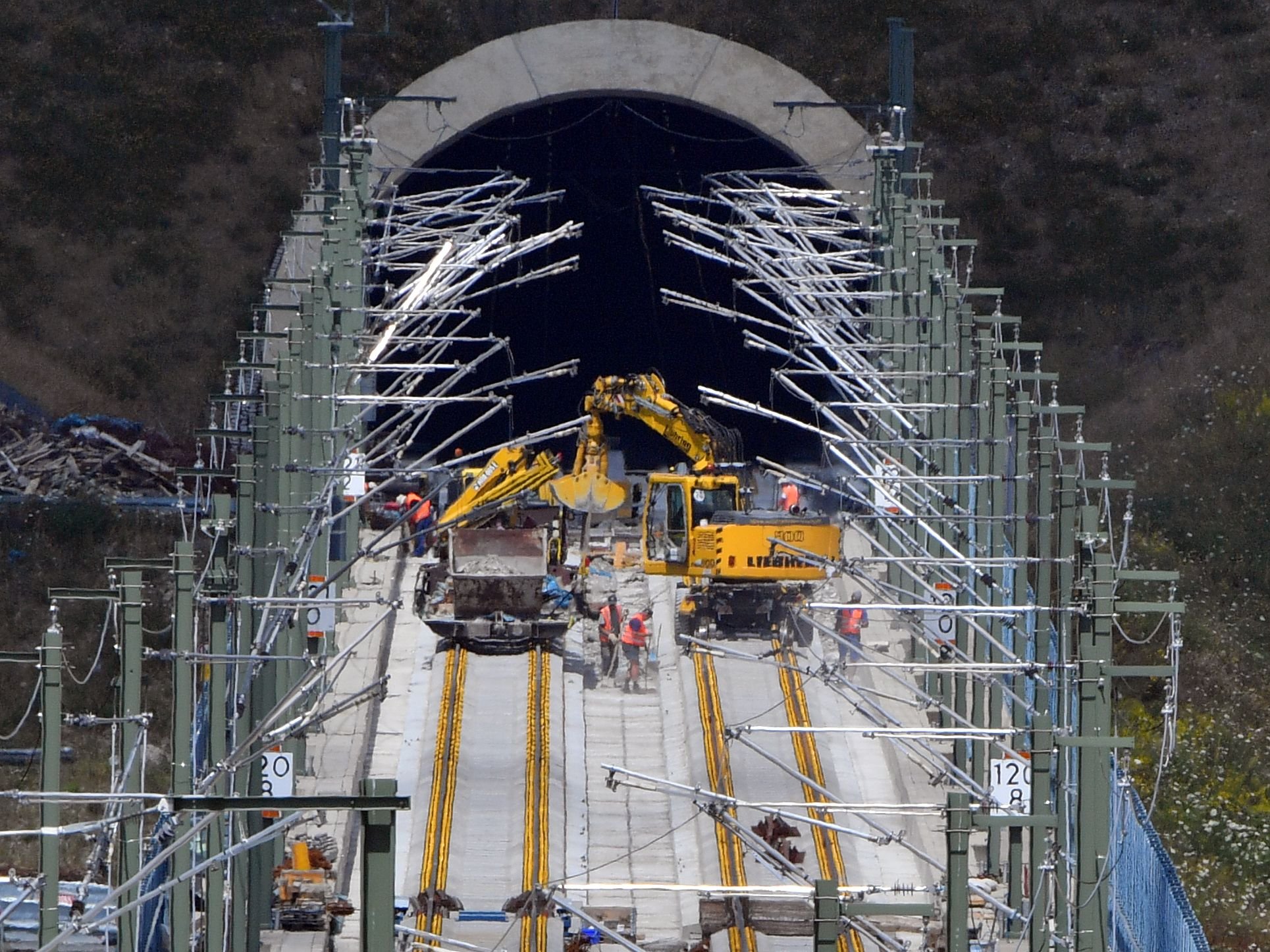 Bauleute arbeiten am im Juli 2016 bei Grümpen nahe Schalkau (Thüringen) auf Grümpentalbrücke an den Gleisen für die zukünftige ICE-Trasse.