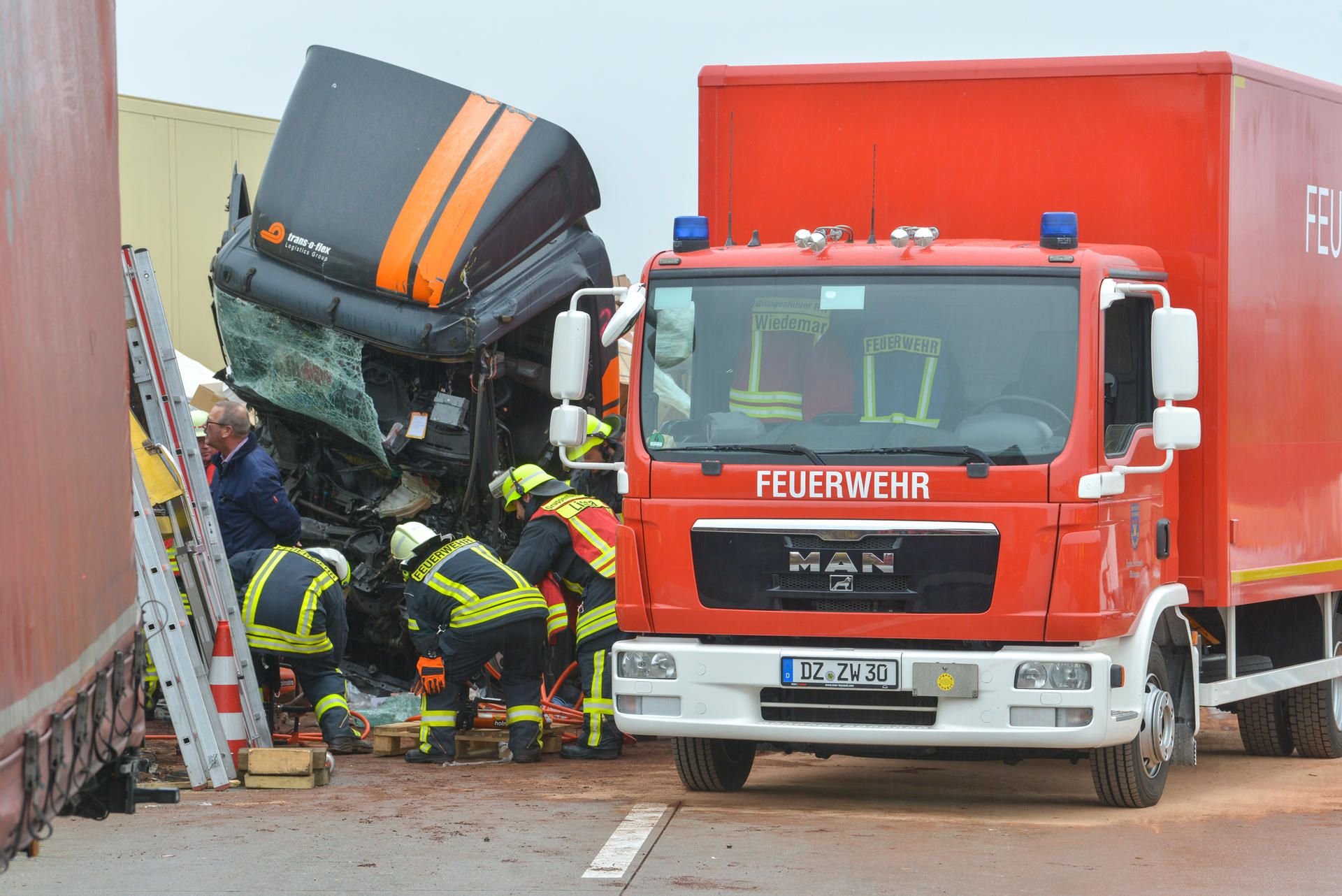 Rettungskräfte arbeiten an dem Unfallort auf der A9 zwischen dem Schkeuditzer Kreuz und Wiedemar in Richtung Berlin.