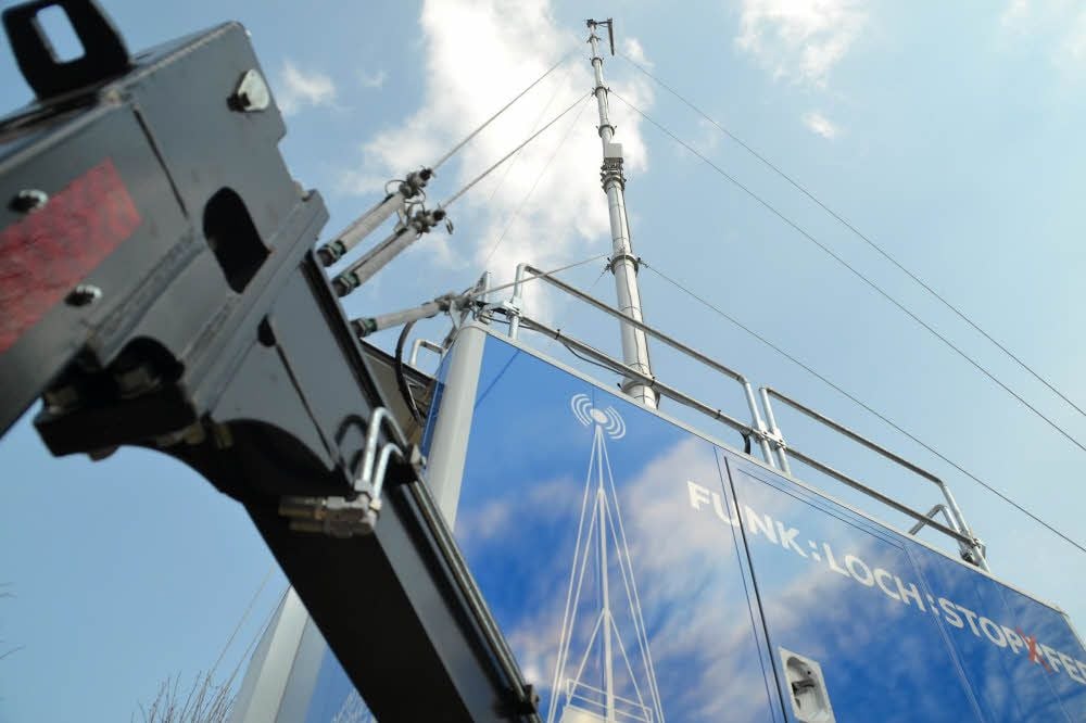 22 Meter hoch ragt die Antenne in Richtung Himmel. Sie ist Teil einer Anlage, die das Mobilfunk-Signal in Siptenfelde verstärkt.