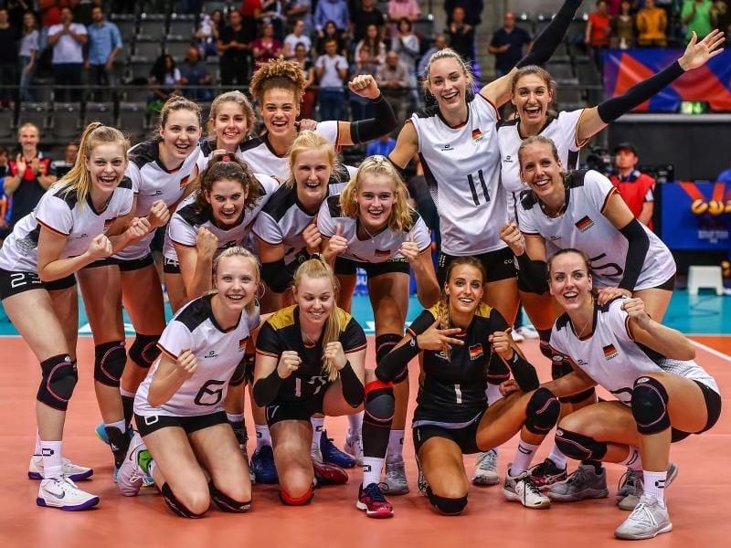 Die deutschen Volleyball-Nationalspielerinnen posiern in der Porsche-Arena in Stuttgart. Foto: Christoph Schmidt
