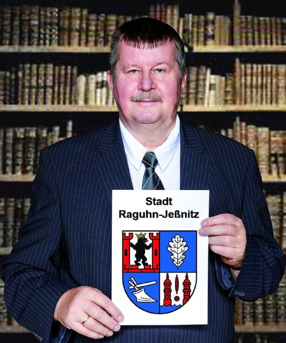 Der gebürtige Raguhner Jörg Mantzsch mit seinem Entwurf für die Stadt Raguhn-Jeßnitz.