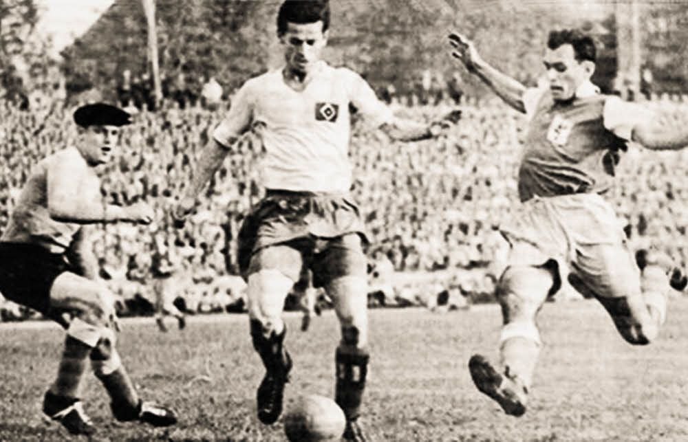 Historisches Tor vor über 40 000 Zuschauern: HSV-Doppeltorschütze Herbert Wojtkowiak trifft zum 1:1. Turbine-Towart Heinz Kegel und Verteidiger Heyse haben das Nachsehen.