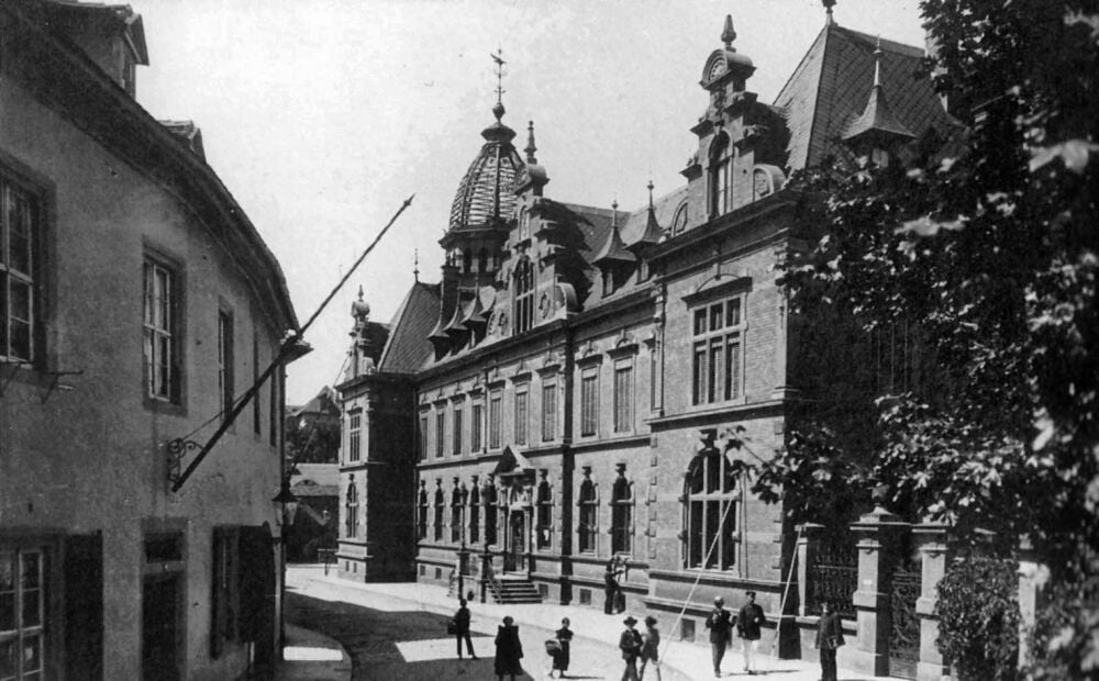 Diese alte Aufnahme von der Zeitzer Hauptpost, wie sie einfach nur heißt, ist etwa 100 Jahre alt und zeigt den Blick in die Domherrenstraße.