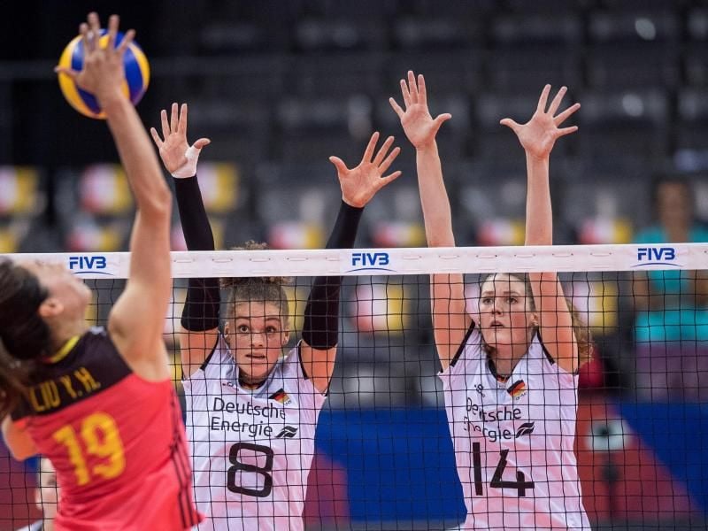 Chinas Yanhan Liu schmettert, Kimberly Drewniok (l) und Marie Schölzel springen zum Block. Foto: Sebastian Gollnow