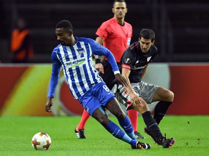 Hertha-Angreifer Salonon Kalou (l) und Bilbaos Ander Iturraspe Derteano beim Zweikampf. Foto: Soeren Stache