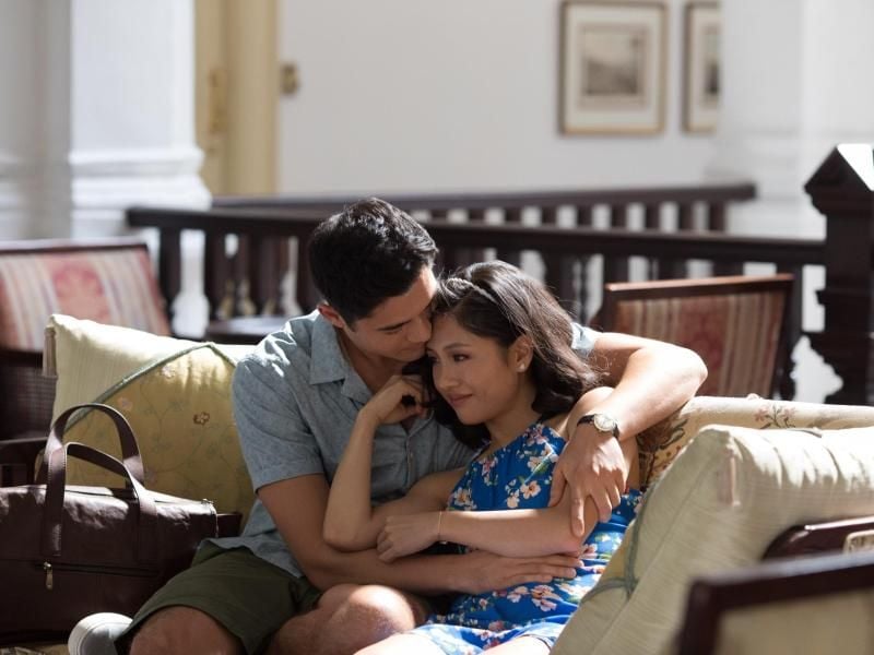 Nick Young (Henry Golding) hat seiner Freundin Rachel Chu (Constance Wu) verschwiegen, dass er der Sprössling einer der reichsten Familien des Landes ist. Foto: Sanja Bucko