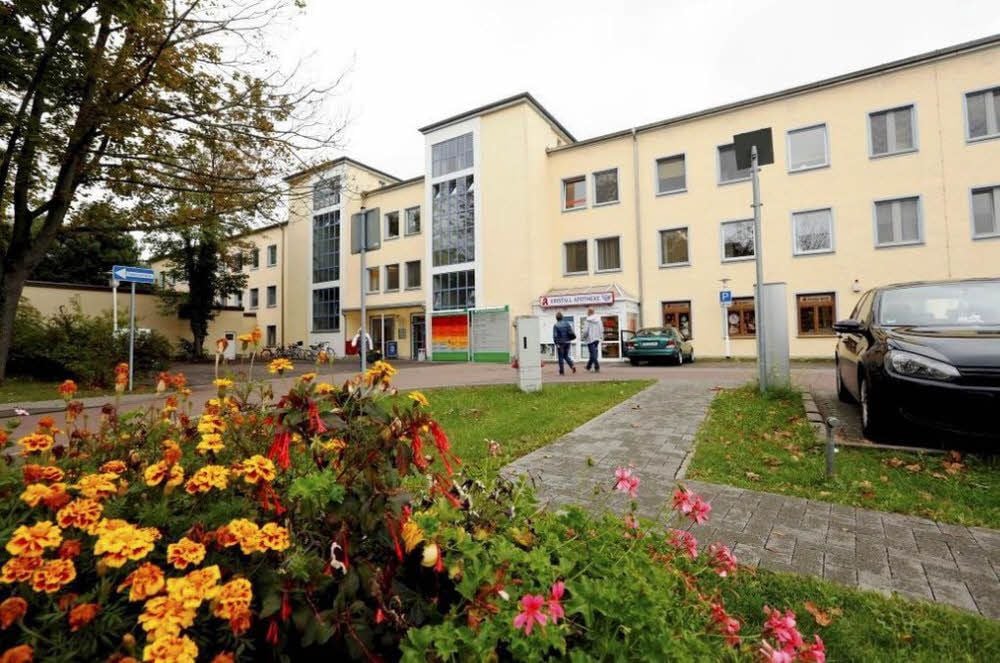 Der Hauptstandort des MVZ im Dessauer Auenweg, das Gebäude der ehemaligen Kinderklinik des Städtischen Klinikums