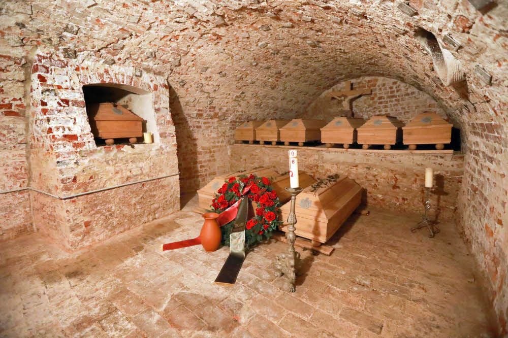 Blick in die Altargruft von St. Marien. 2015 wurden die sterblichen Überreste von Mitgliedern des Hauses Anhalt vom Historischen Friedhof dorthin umgebettet.