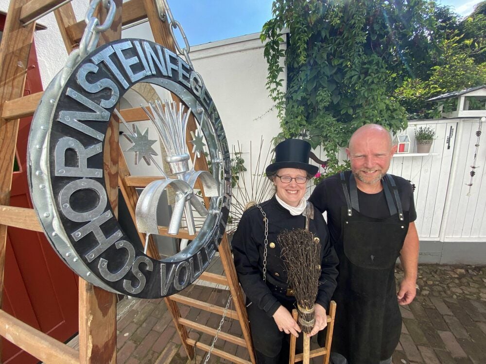 Die Roßlauer Handwerker Ivonne Vollert und Sven Ballandat: Kehrbesen, Schultereisen und Sterne gehören zu den Signets der Schornsteinfegerzunft.