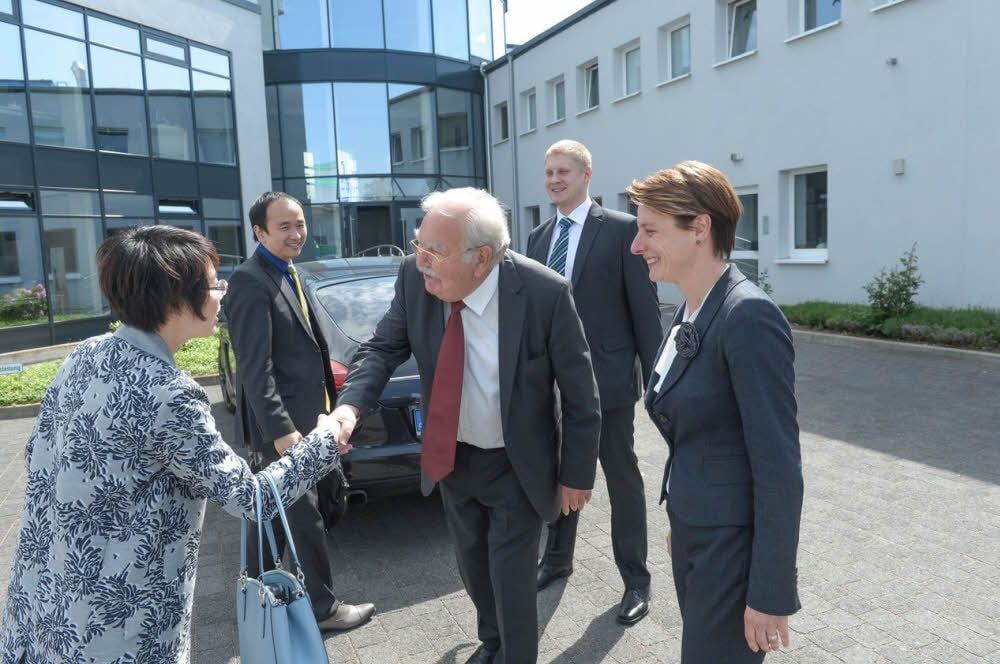 Wilfried Pergande begrüßt die Gäste aus China