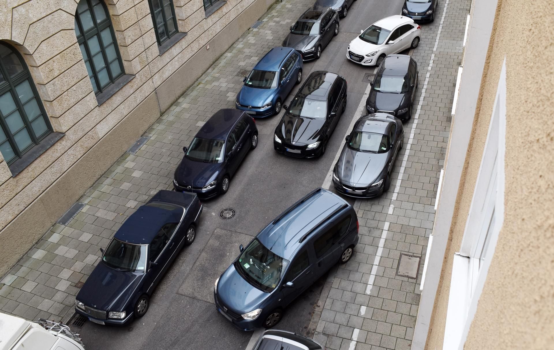Gerade in engen Straßen können parkende Autos durchaus zum Hindernis werden.