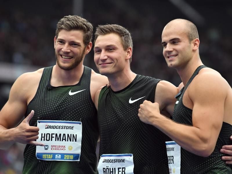 Andreas Hofmann (l), Sieger Thomas Röhler (M) und der zweitplatzierte Julian Weber. Foto: Soeren Stache