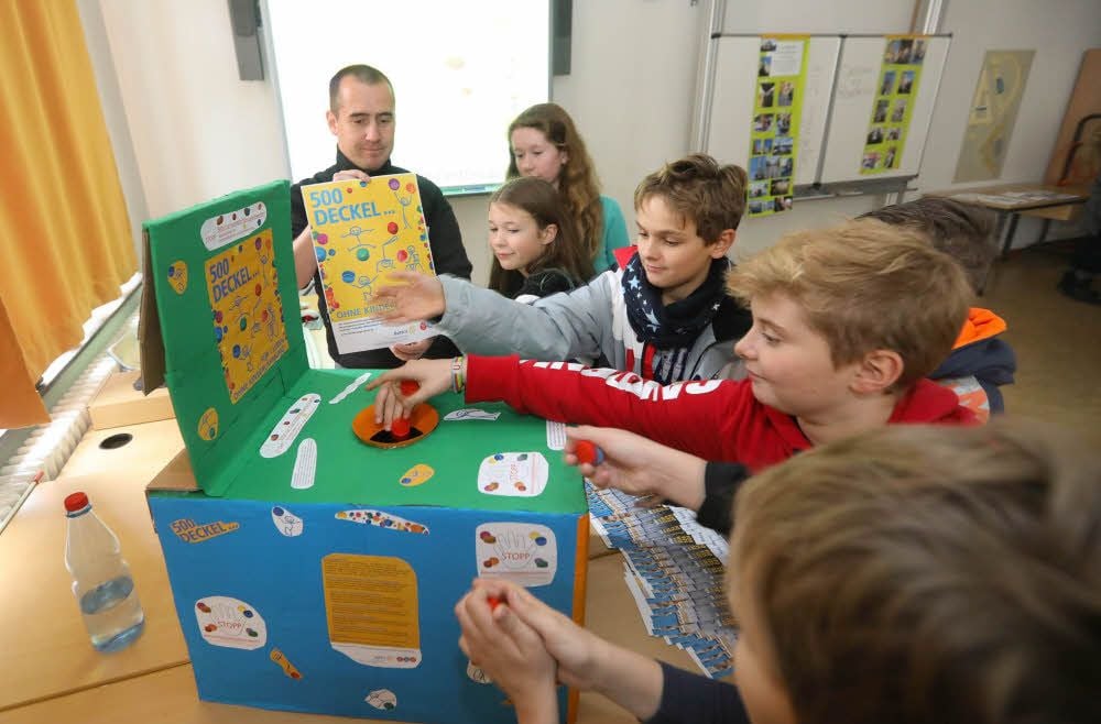 Referendar Michael Herbst (l.) hat gemeinsam mit Schülern des Philanthropinums eine große Deckel-Sammel-Aktion gestartet, die Kindern eine Impfung gegen Polio ermöglichen soll.