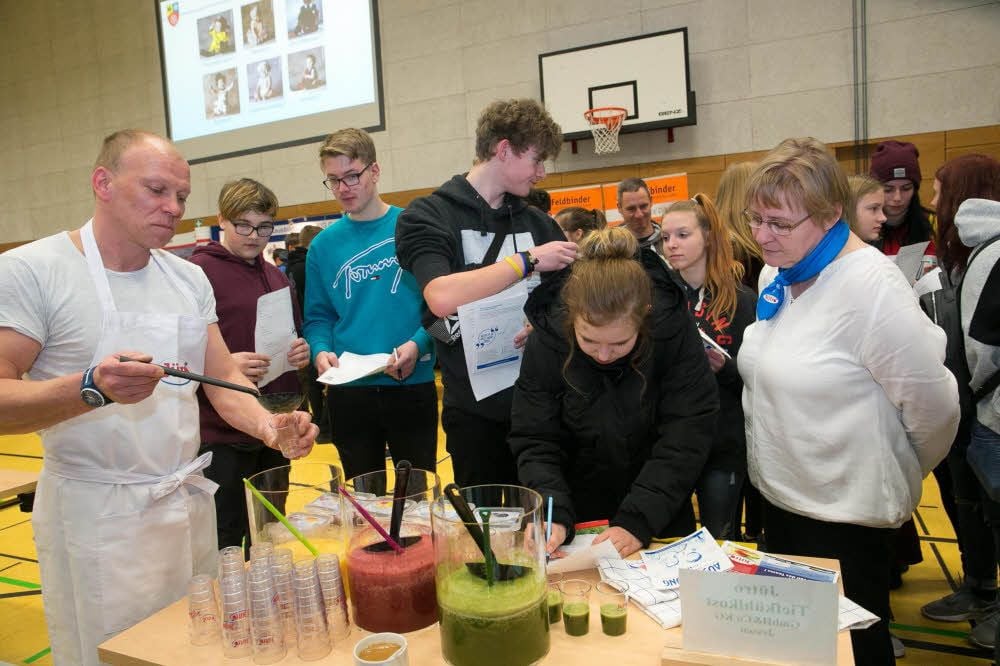 Am Stand von Jütro Tiefkühlkost aus Jessen gab es für die interessierten Jugendlichen neben den gesuchten Antworten auch schmackhafte Smoothies zum Probieren.
