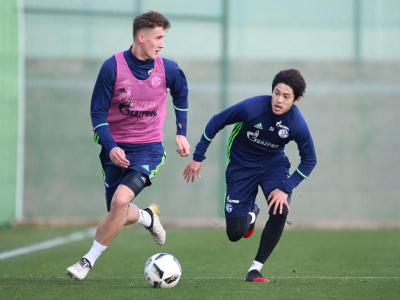 Phil Neumann (l) kommt vom FC Schalke 04 nach Ingolstadt. Foto: Tim Rehbein