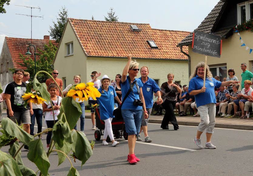 Im Pulk war auch eine spaßige Premiere zu erleben. Mönchenhöfes Spielmannszug hatte sich eingereiht. Doch ihm fehlt es an Instrumenten und so kam die Musik aus der Box.