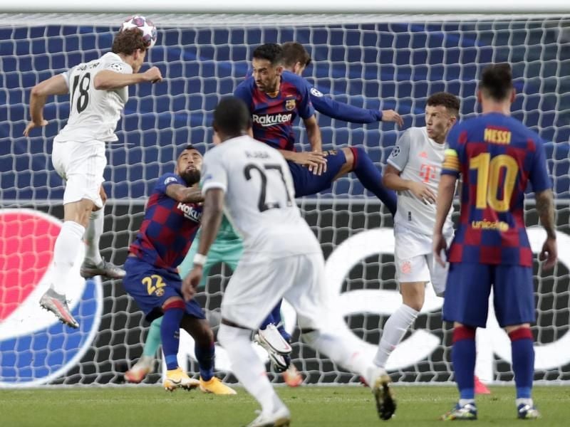 Bayerns Leon Goretzka (l) springt zum Kopfball. Foto: Manu Fernandez/AP Pool/dpa