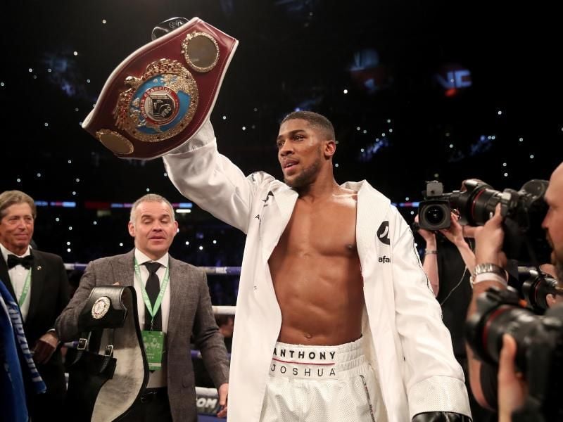 Anthony Joshua feiert nach seinem Sieg über Joseph Parker seinen dritten WM-Titel. Foto: Nick Potts