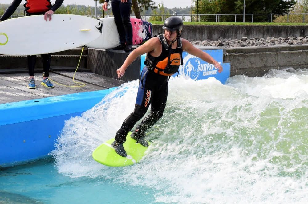 Raft-Guide Enrico Fischer bringt den Besuchern im Kanupark Markkleeberg seit diesem Jahr auch das Surfen bei.