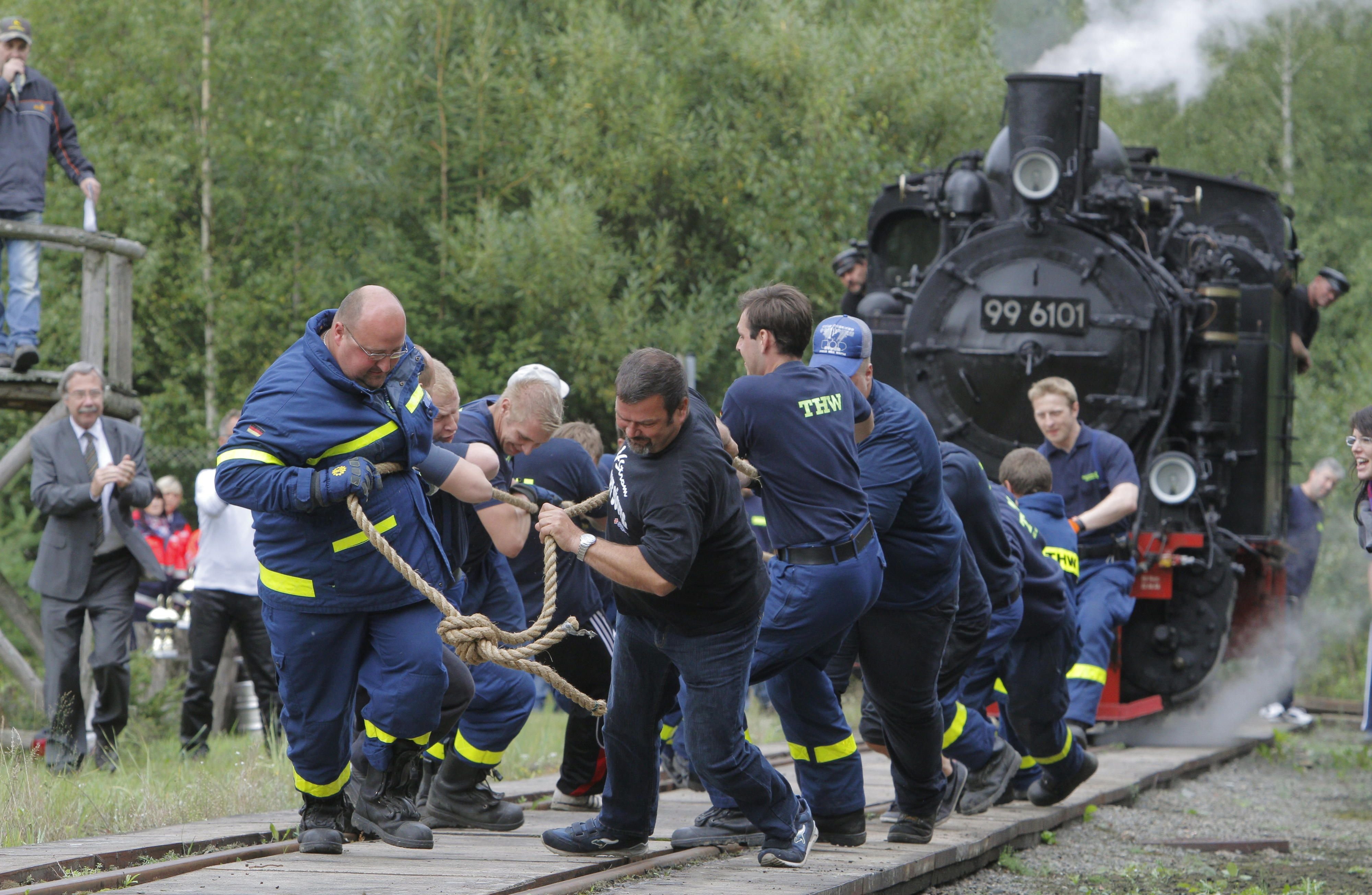 Ein Team vom THW aus Quedlinburg zieht 2011 beim Waldhoffest in Silberhütte eine Lokomotive der Schmalspurbahn.
