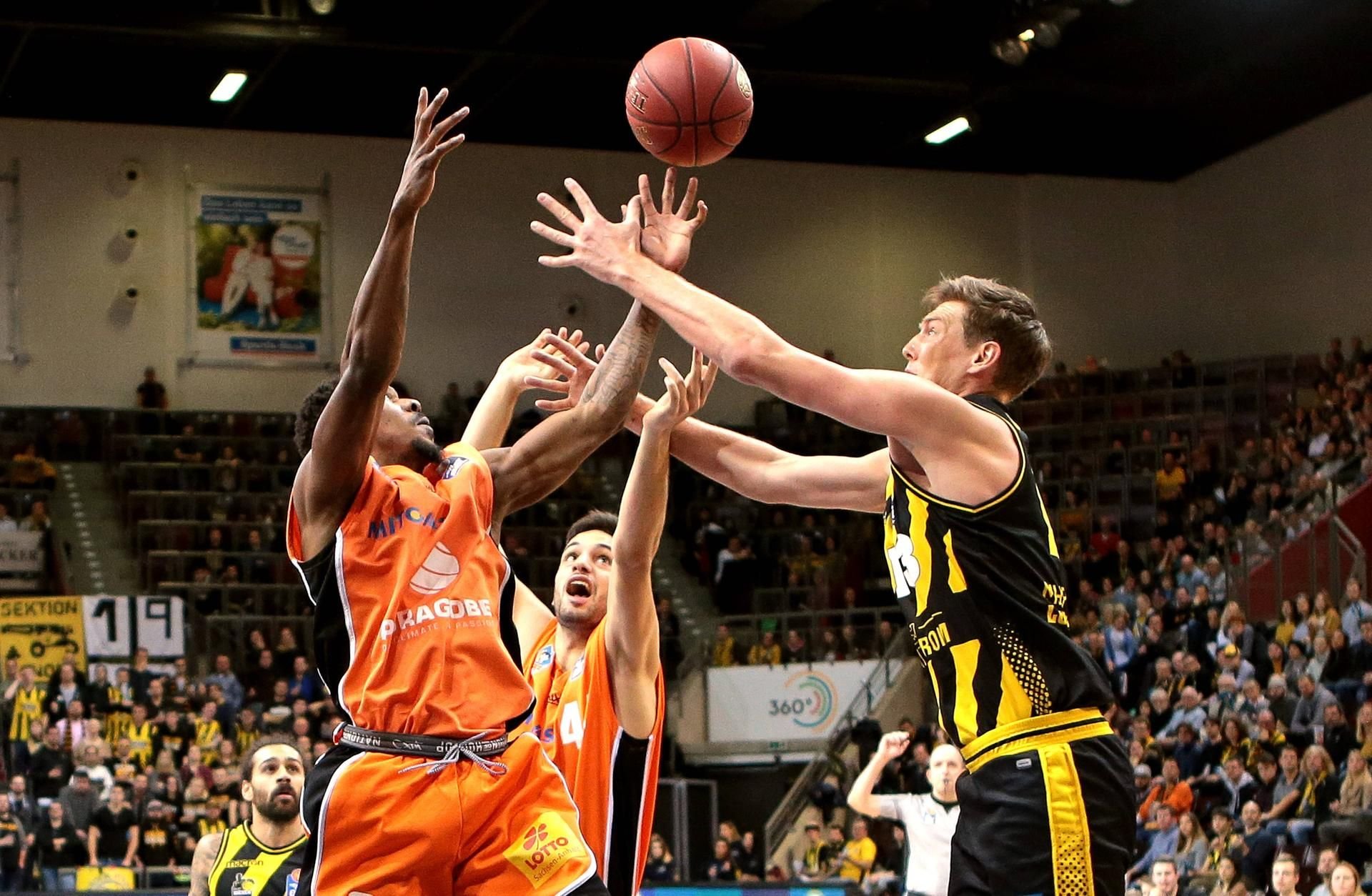 Lee Moore (MBC), Benedikt Turudic (MBC) und Clint Chapman (Riesen) im Kampf um den Ball.