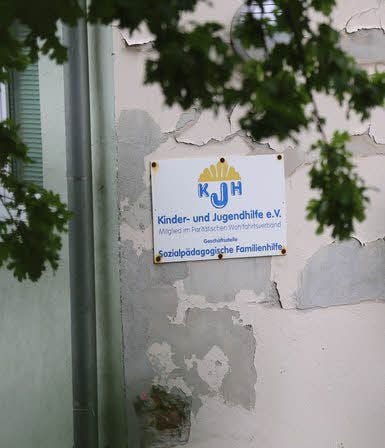 Ein Schild erinnert noch an die Vergangenheit des Gebäudes.
