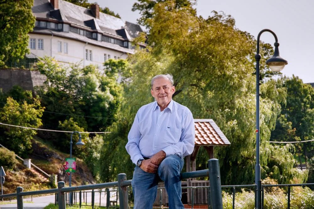 Ronald Bischoff ist in Stiege zu Hause. Hinter ihm ist das Schloss zu sehen.