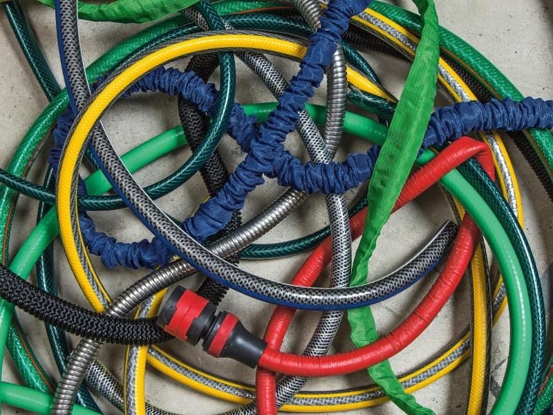 Statt aus Gummilagen haben flexible Mini-Schläuche einen Gewebemantel - deutlich an den Falten zu erkennen. Foto: Selbst ist der Mann 8/2018