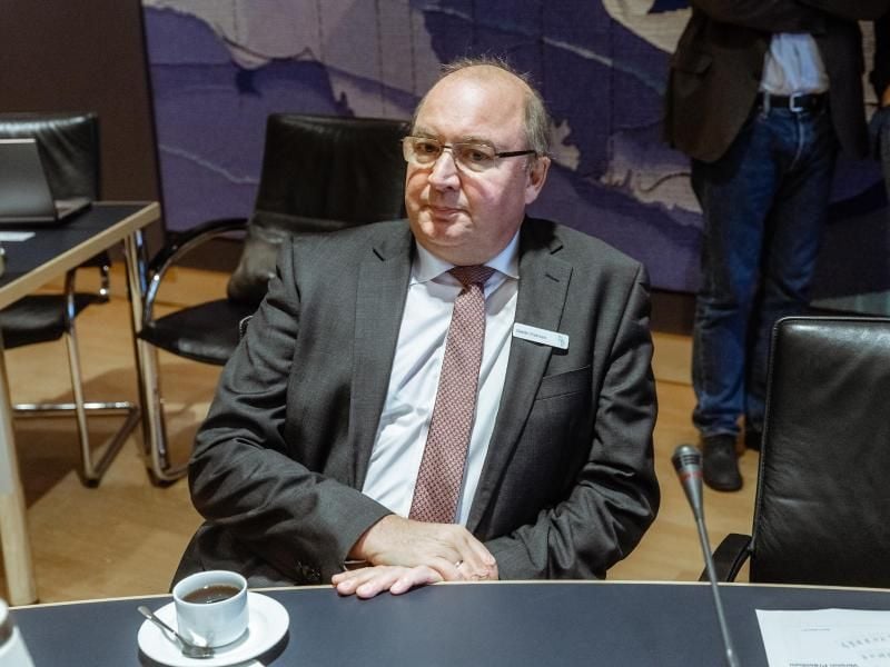 Dieter Harrsen, Landrat des Kreises Nordfriesland, sitzt in Husum im Kreistag. Foto: Markus Scholz/Archivbild