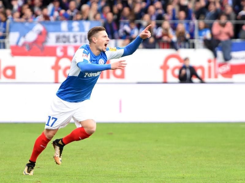 Kiels Steven Lewerenz jubelt nach seinem Treffer zum 2:0. Foto: Daniel Bockwoldt