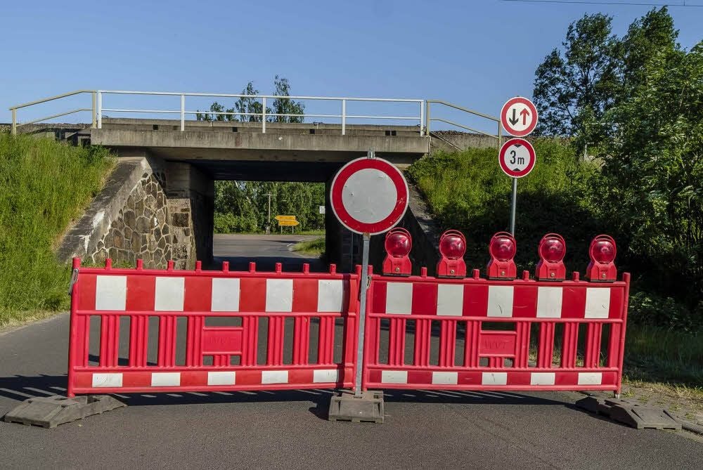Die Gräfenhainichener Pumperbrücke ist derzeit voll gesperrt. Am Montag waren aber auch die anderen Wege nach Mescheide gesperrt.