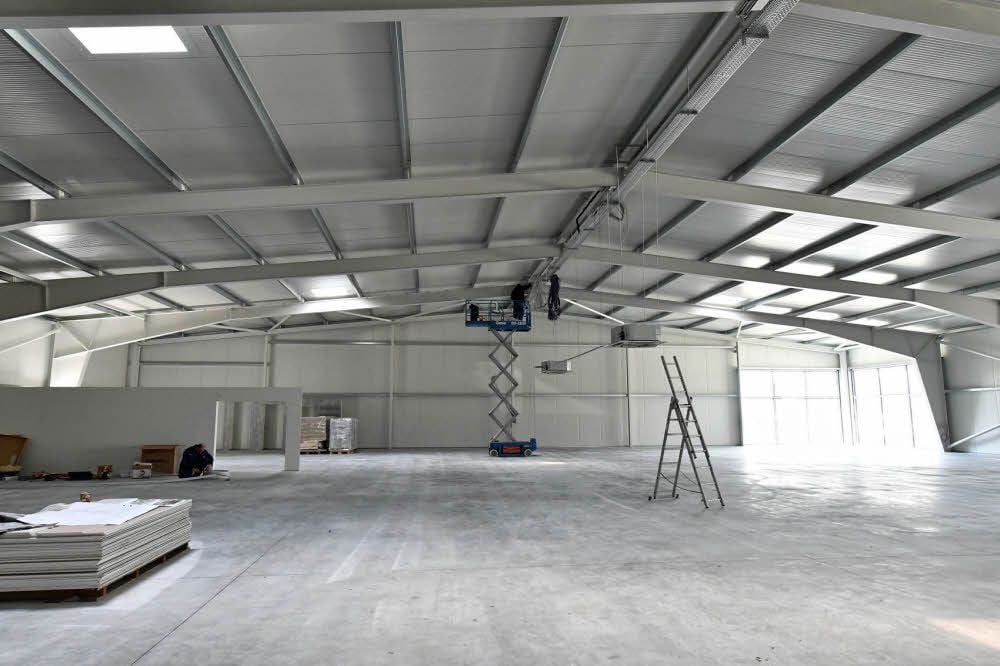 Mehr als 1.000 Quadratmeter misst die Halle, in der es beim Innenausbau vorangeht. Bis Juni soll alles fertig und eingeräumt sein.
