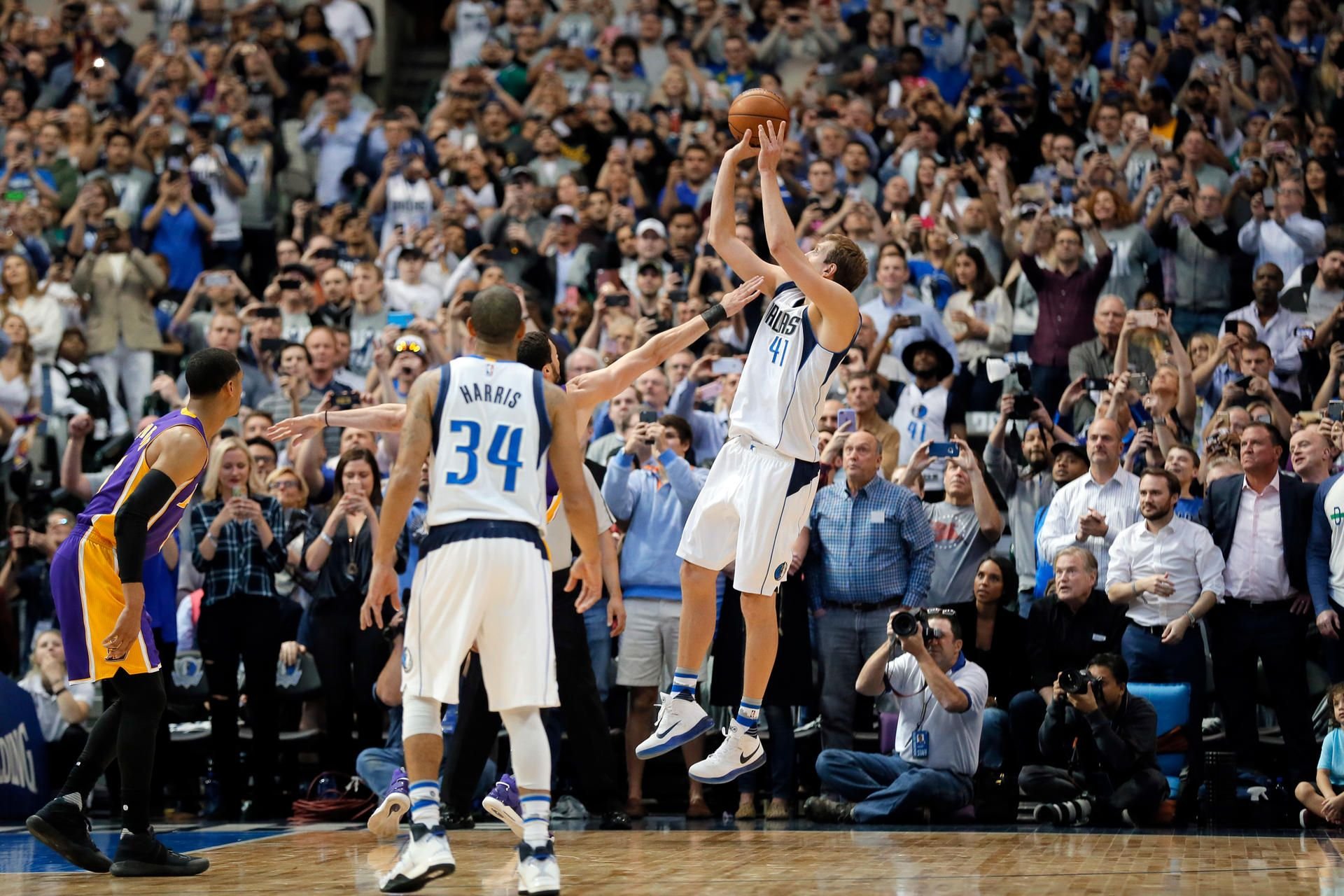 Alle schauen und Dirk Nowitzki setzt zum Wurf an.
