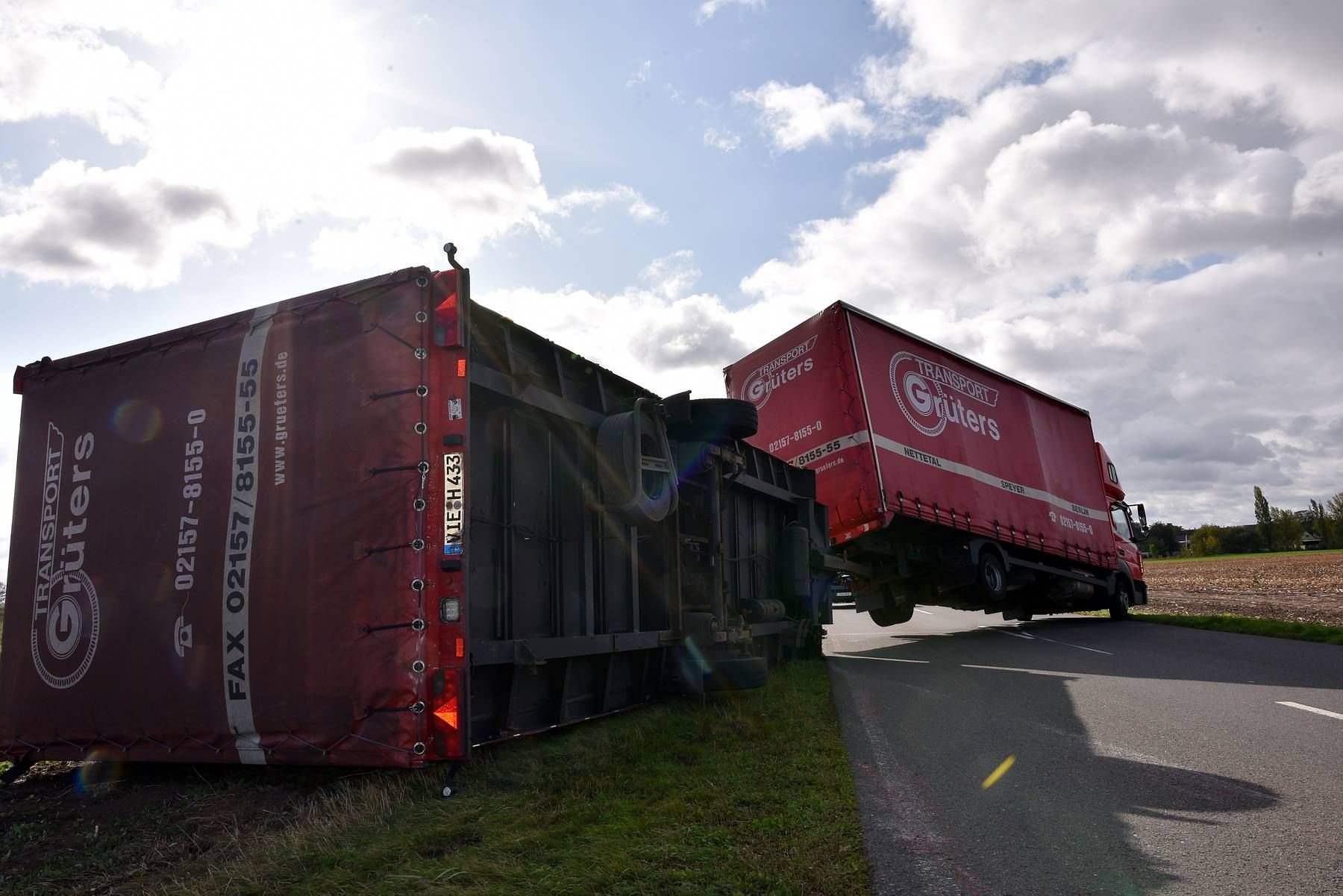 Der Lkw-Anhänge ist umgekippt. Der Lkw hängt in der Luft.