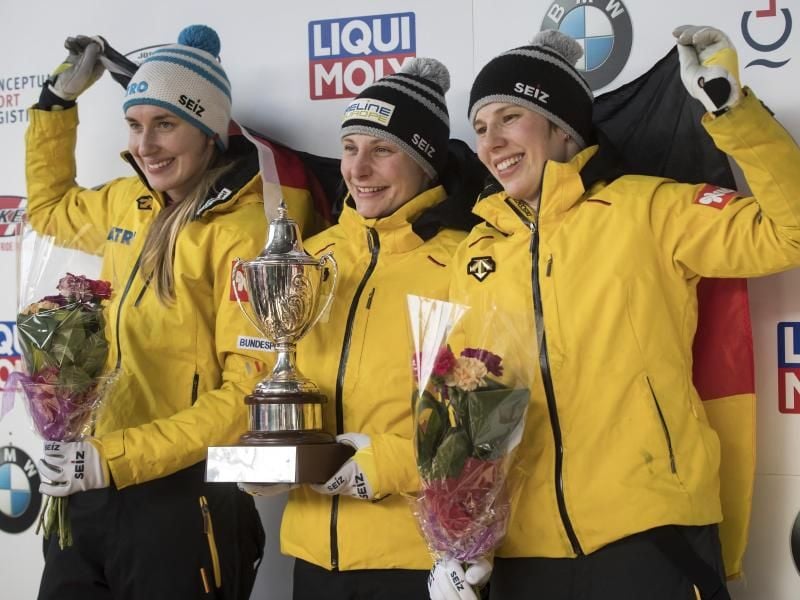 Tina Hermann (M) siegte in Whisler vor Jacqueline Lölling (l) und Sophia Griebel. Foto: Darryl Dyck/The Canadian Press/AP