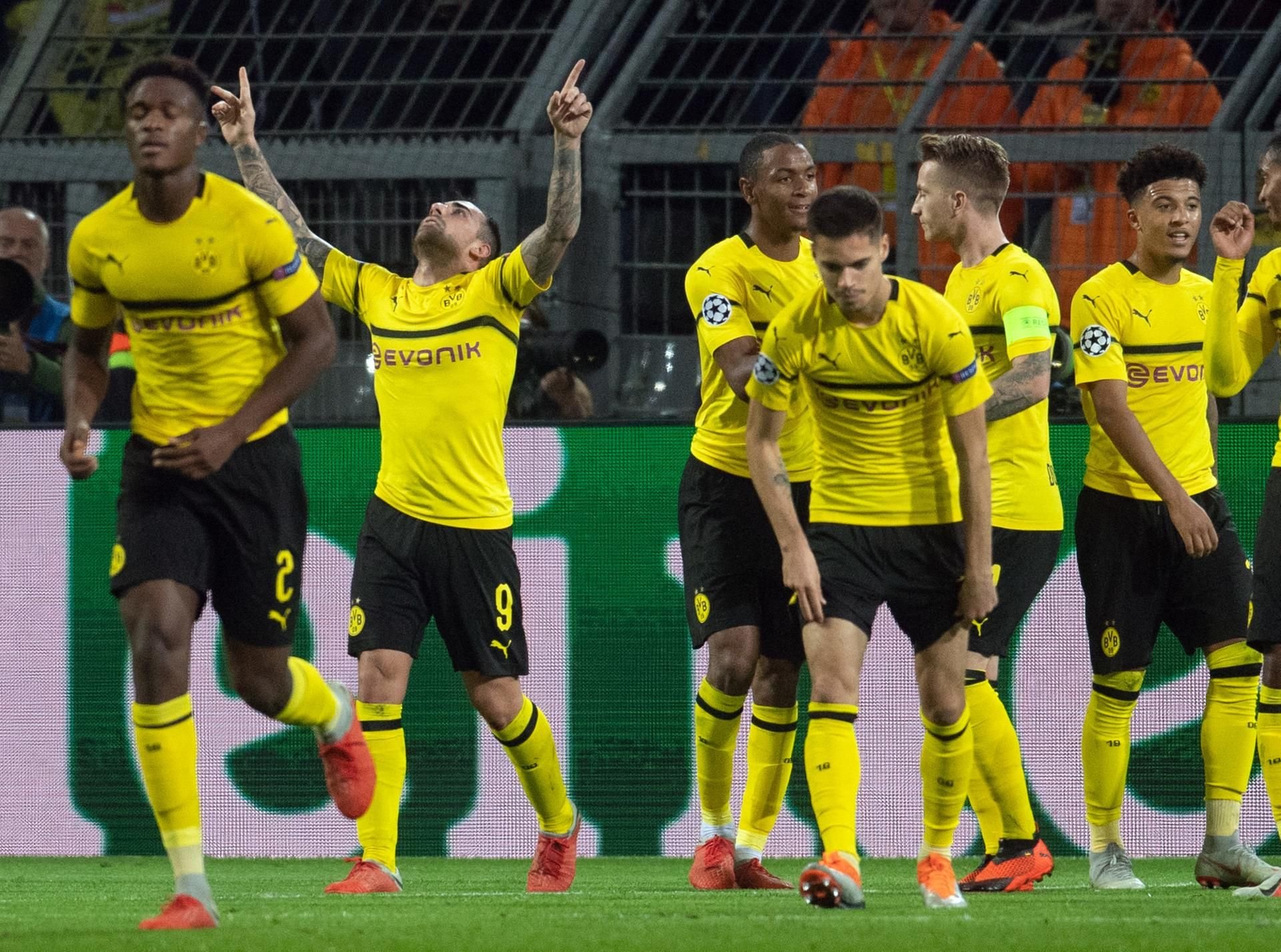 Paco Alcacer (2. v. l.) bejubelt das zwischenzeitliche 2:0.