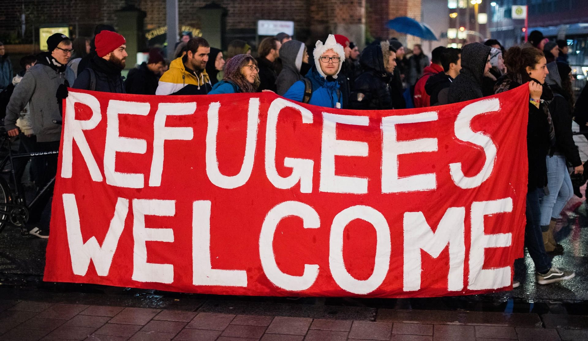 „Refugees welcome“ steht auf dem Banner, das Teilnehmer einer Demonstration gegen die Verschärfung des Asylrechts tragen.