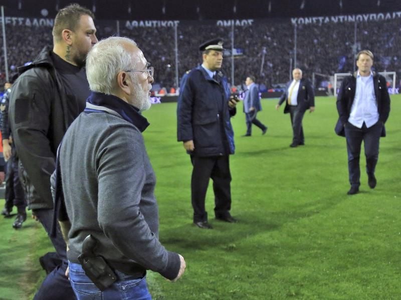 Paok-Saloniki-Besitzer Iwan Savvidis wurde für sein Fehlverhalten hart bestraft. Foto: AP/dpa