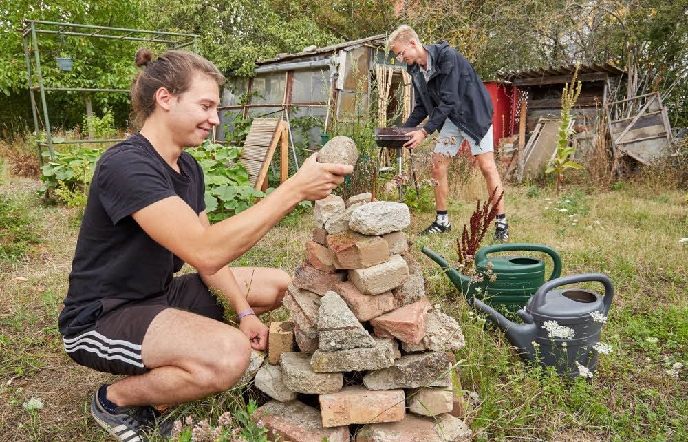 Valentin Busch (li.) und Tim Sawras probieren sich in ihrem Garten gern aus, vor allem was die Gestaltung angeht.
