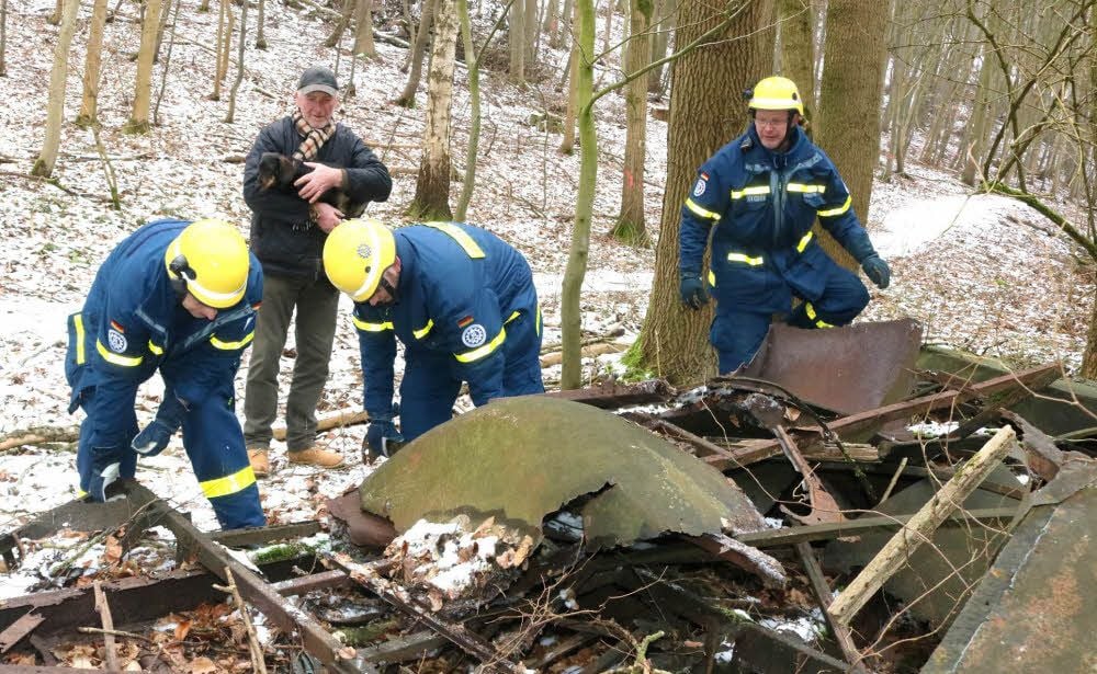 Die THW- Männer Marcus Lorenz, Christopher Mönch und Marco Nauendorf (v.l.) packen kräftig zu. Umwelt-Scout Jürgen Gottlob beobachtet sie.