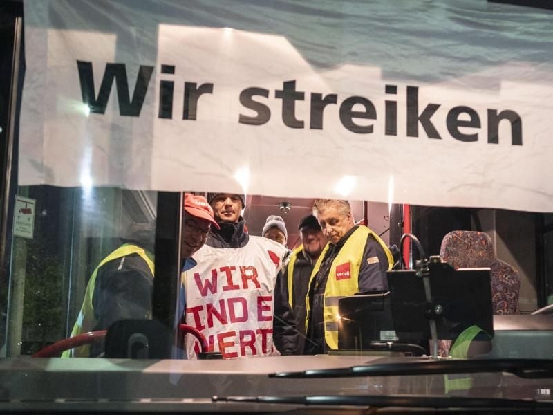 Fahrgäste warten auf Ende des Busstreiks. Foto: Frank Rumpenhorst/dpa/Archivbild