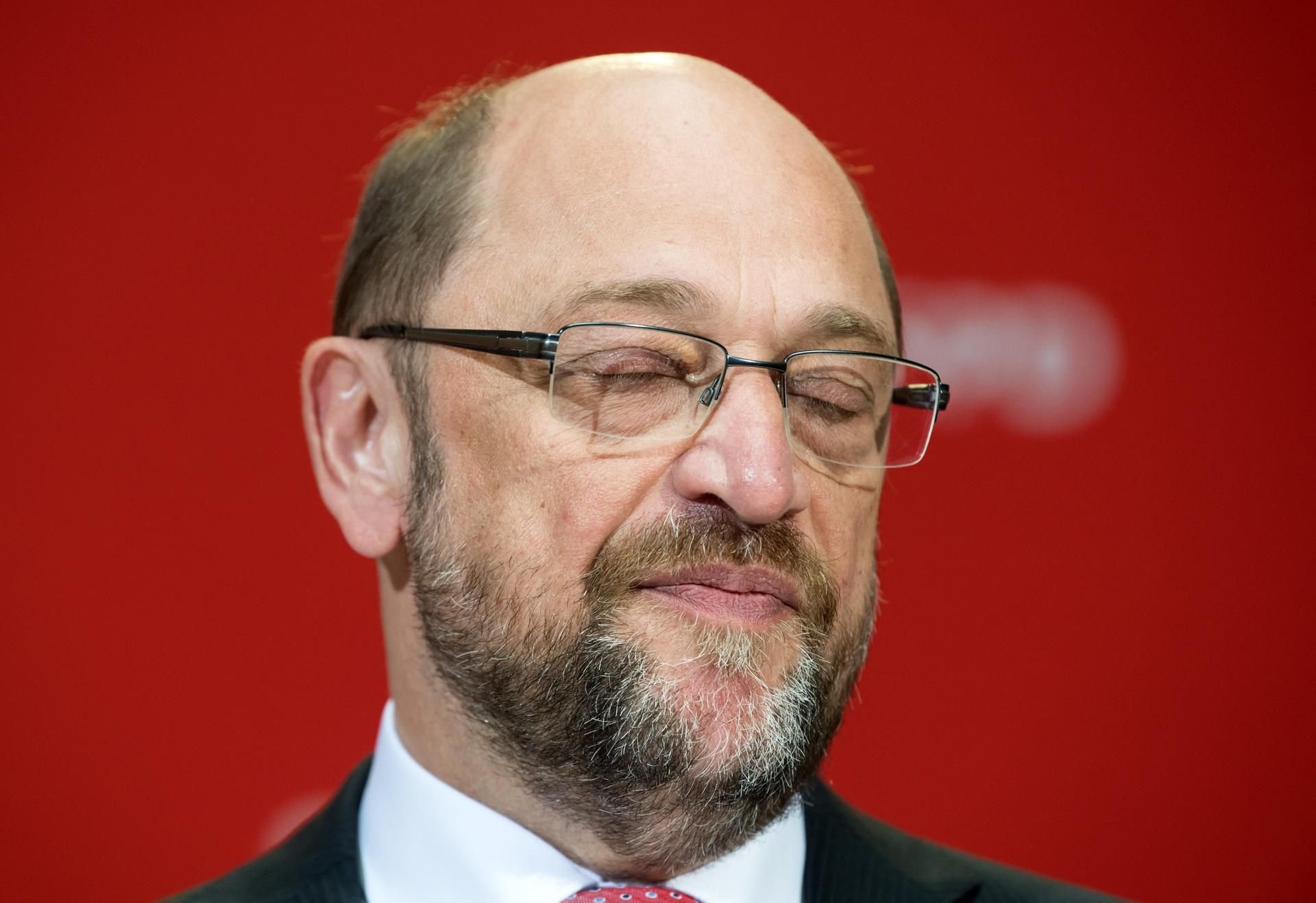 SPD-Kanzlerkandidat Martin Schulz in Würselen mit seiner Frau Inge nach der Stimmabgabe für die Landtagswahl in Nordrhein-Westfalen das Wahllokal.