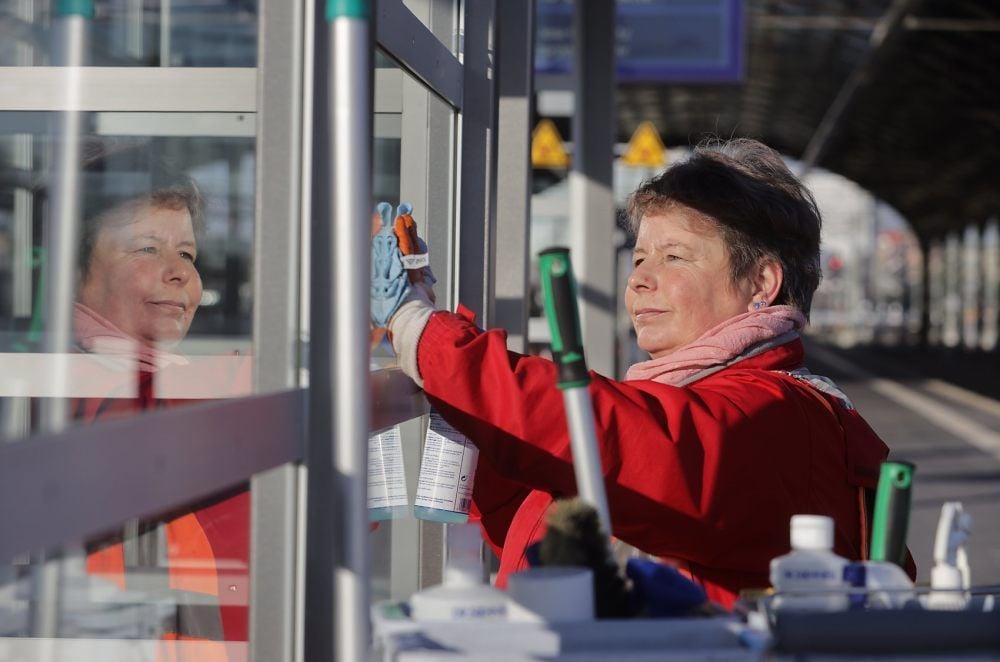 Katrin Juckoff und ihr elfköpfiges Team sorgen täglich von 5 bis 23 Uhr dafür, dass auch die Bahnsteige auf dem Hauptbahnhof sauber bleiben.